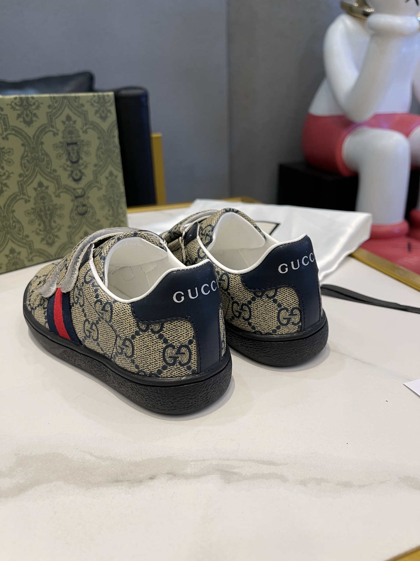 Children's shoes child